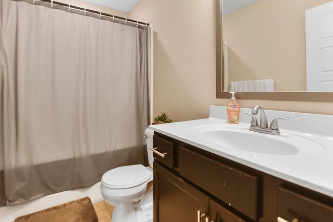 Building Photo - Pet Friendly Three Bedroom!