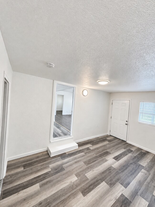 Building Photo - 1047 Alamos Ave