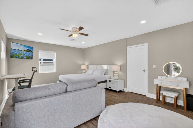 Building Photo - 823 Avenida Hermosa