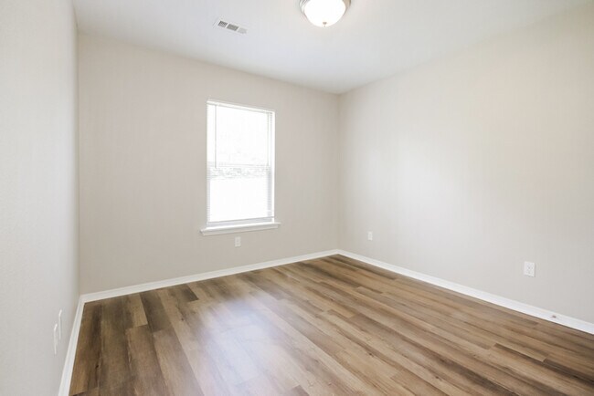 Building Photo - 5725 Trammel Estates Dr