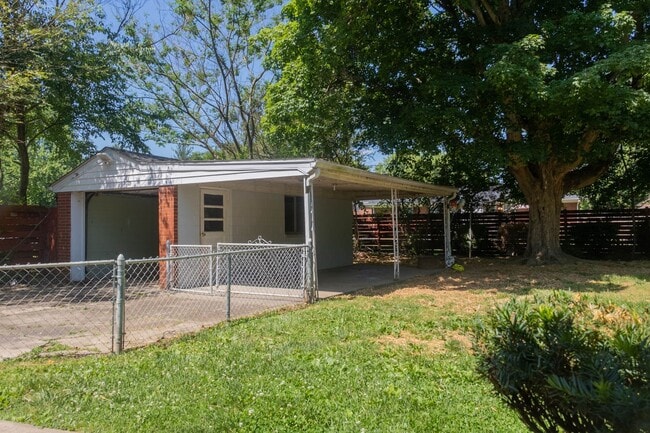 Building Photo - 10400/10402 Deering Road