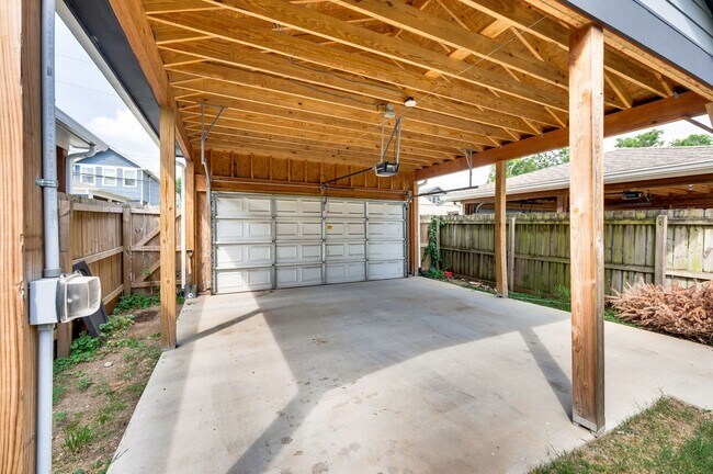 Building Photo - Stunning 3BE/3BA in one of Nashville's hot...