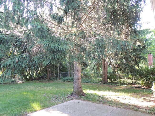 Building Photo - 2098 Yorktown Dr