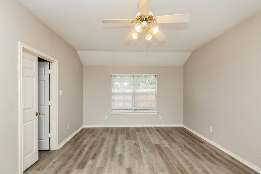 Building Photo - 633 Crystal Brook Dr