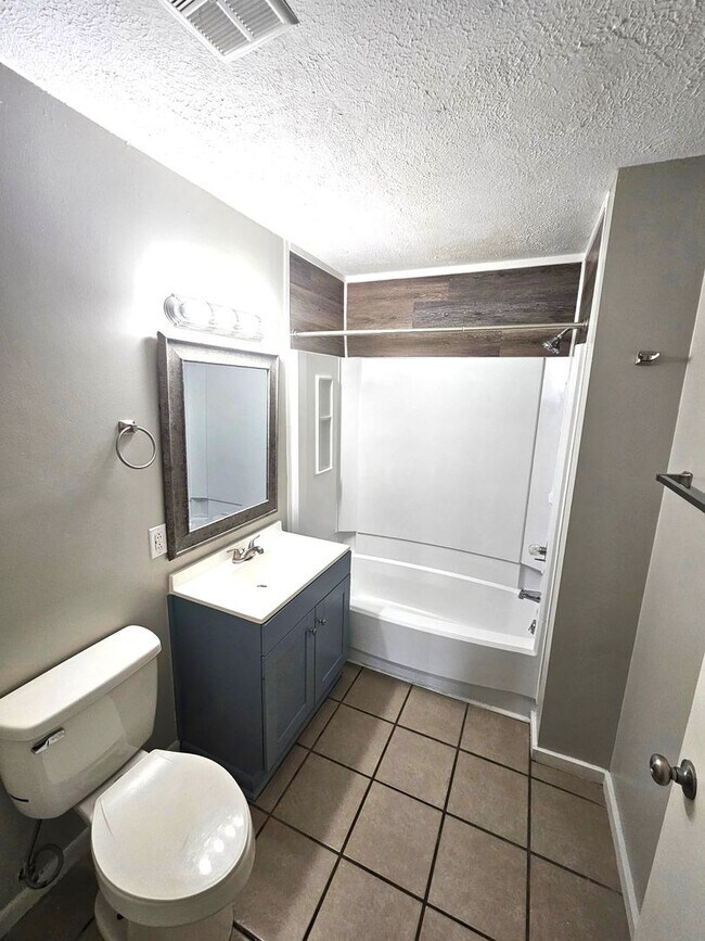 Building Photo - Newly Renovated 1 Bedroom, available Now!