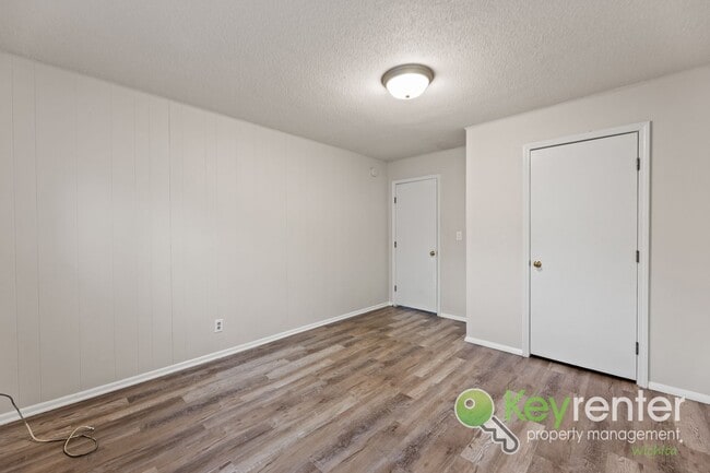 Building Photo - Clean and cute 3 bedroom house near shopping, restaurants, and easy highway access!