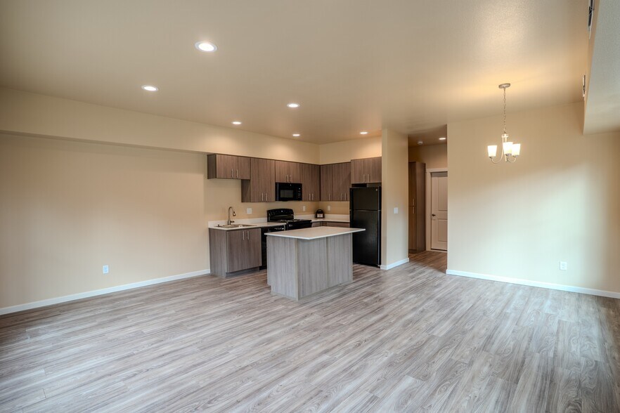 Building Photo - 5887 Joynak St S