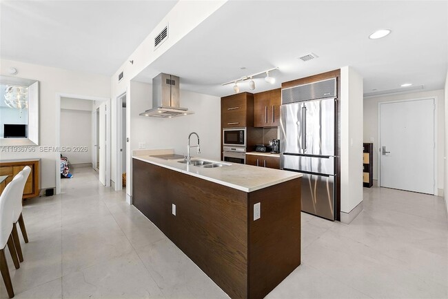 Building Photo - 495 Brickell Ave