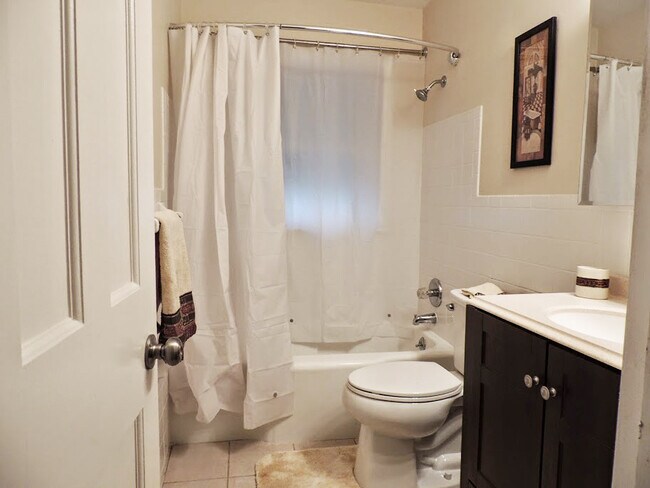 Building Photo - 3 Bedroom - 1.5 Bathroom Home for Rent!