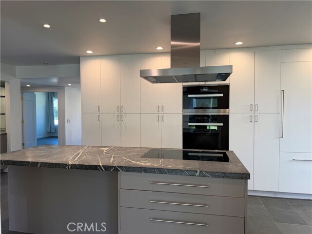 Building Photo - 15999 Via De Las Palmas