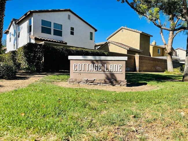 Building Photo - 3 bedroom, 2.5 bath Home located in the Gated College Lane Community in Redlands, CA