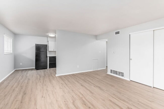 Building Photo - 611 Riverview Dr