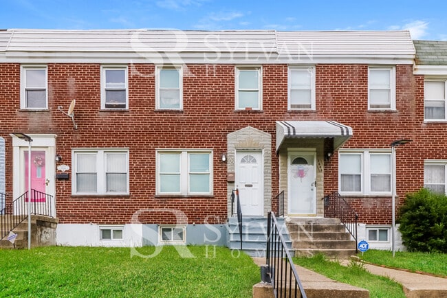 Building Photo - Enjoy low-maintenance living in this 2 bedroom, 1.5 bathroom townhome