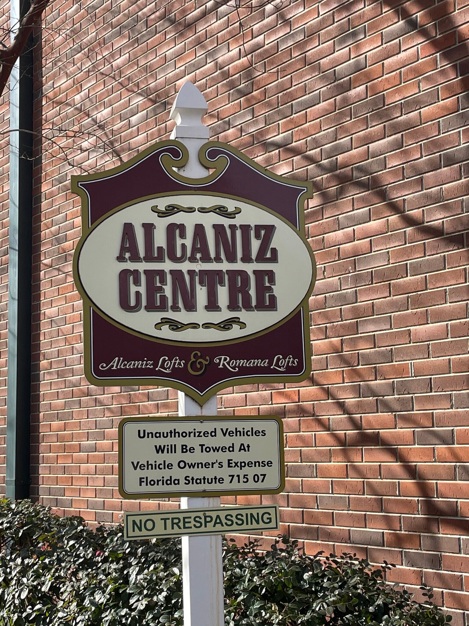 Building Photo - 415 E Romana St