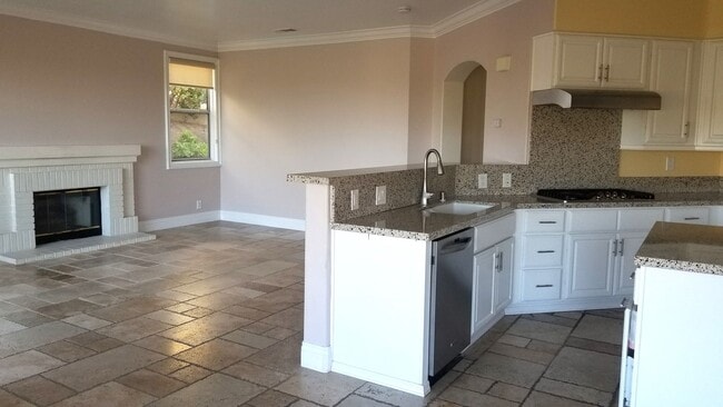 Building Photo - Fantastic and large home with forever view...