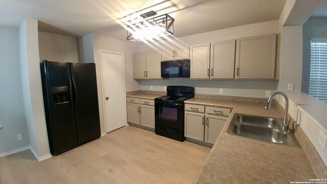 Building Photo - 146 Cindy Lou Dr