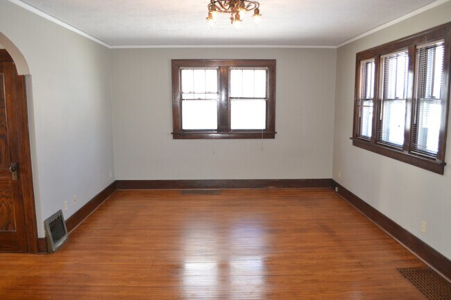 Building Photo - One block from USF! Huge home with 4 bedrooms! Fenced in yard