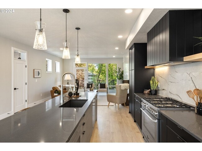 Building Photo - 617 SW Lobelia St