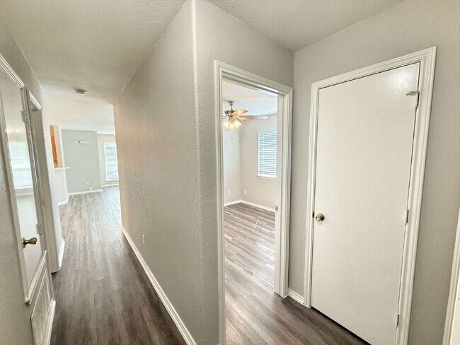 Building Photo - Spacious 3 Bedroom, 2 Bath Duplex with 1-C...