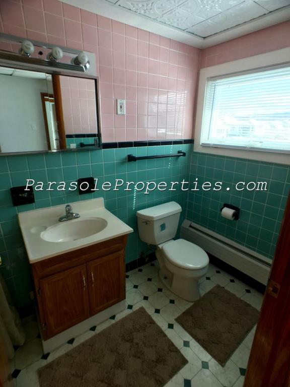 Building Photo - 704 Cooney St