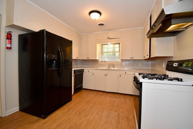 Building Photo - 3 Bedroom with Fenced in Backyard and Shop!