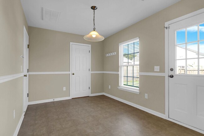 Building Photo - Charming 3BR Home with Private Fenced Backyard in Hunter’s Bend – Move-In Ready!