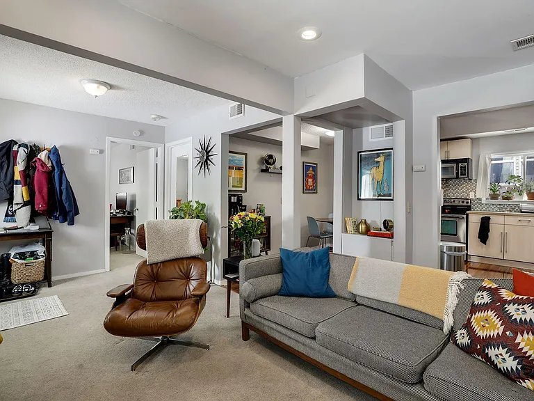 Building Photo - 1009 NE Lowry Ave