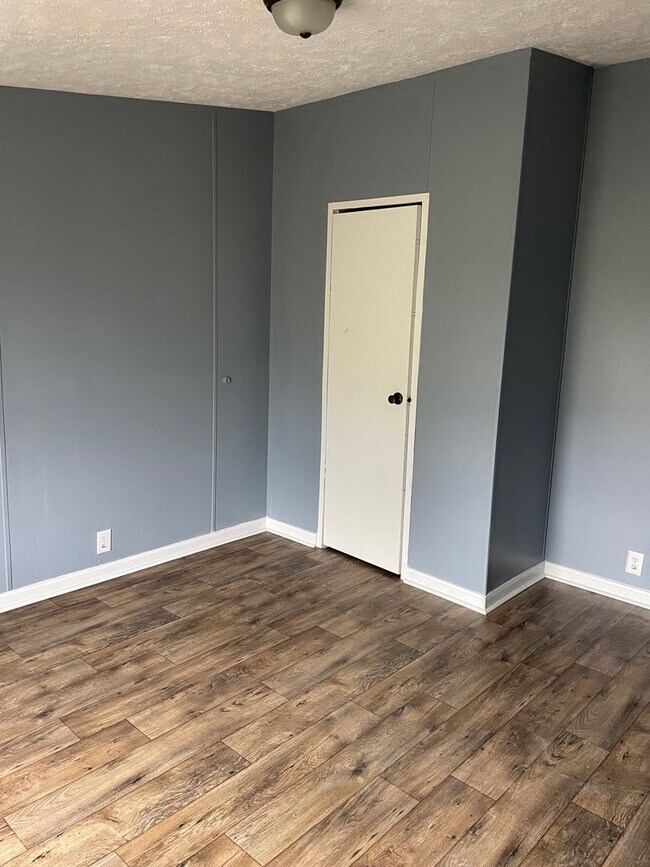 Building Photo - 4 bedroom, 2 bath doublewide trailer