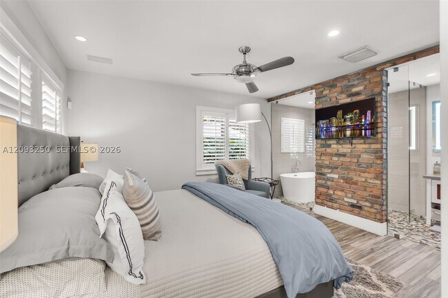Building Photo - 700 Vilabella Ave