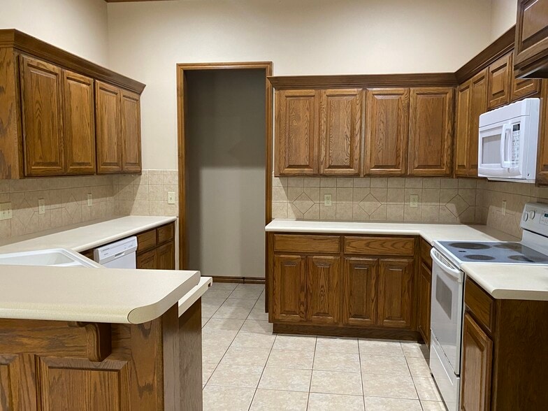 Kitchen - 8420 NW 106th St