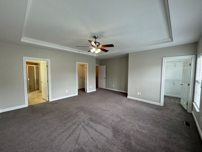Building Photo - Stunning 3 Bed 2.5 Townhome In Amenity-Ric...