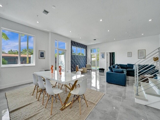 Building Photo - 1220 NE 15th Ave