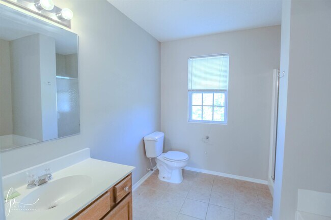Building Photo - 2013 Laurel Oak Ct