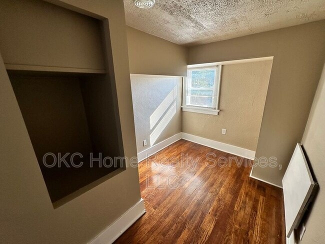 Building Photo - 1715 N Villa Ave