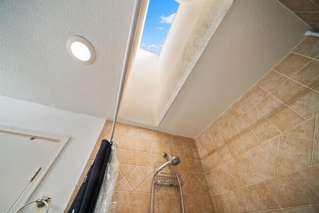 Building Photo - 9850 Pagewood Ln