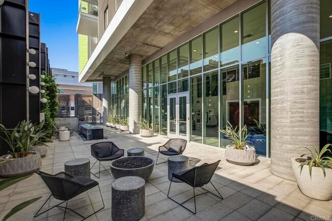 Building Photo - 5750 Hollywood Blvd