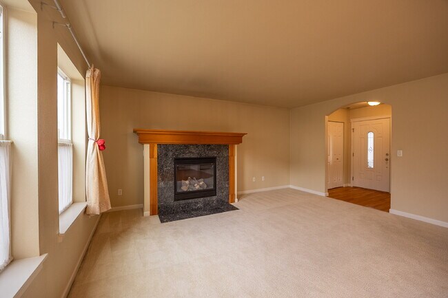 Building Photo - Spacious 3 Bedroom 2.5 Bathroom Rental Pro...
