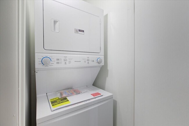 Building Photo - 7359 N Winchester Ave