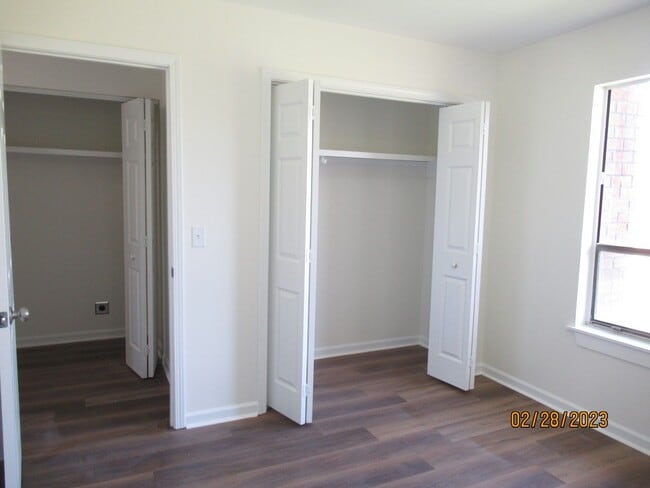 Building Photo - Newly Renovated- 2 bedroom, 2 bathroom apartment-Willow Run Apartments
