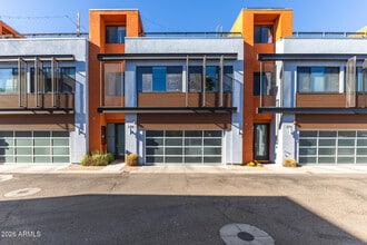 Building Photo - 2740 E Roma Ave