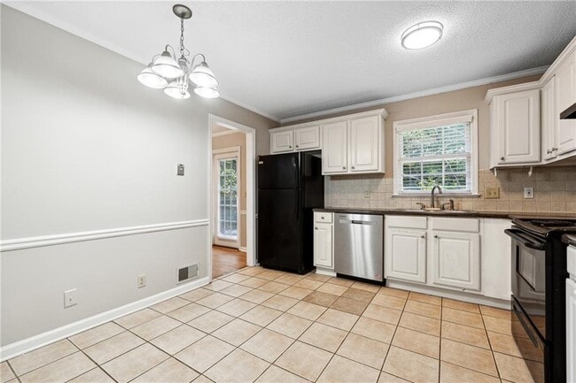 Building Photo - 2684 Forest Way NE