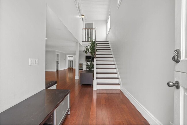 Building Photo - 2520 Cliff Dr