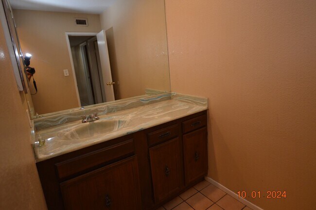 Building Photo - 2805 Kings Way