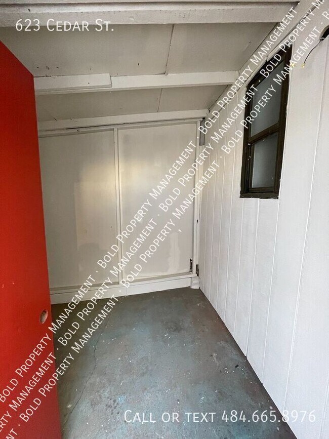 Building Photo - 623 Cedar St