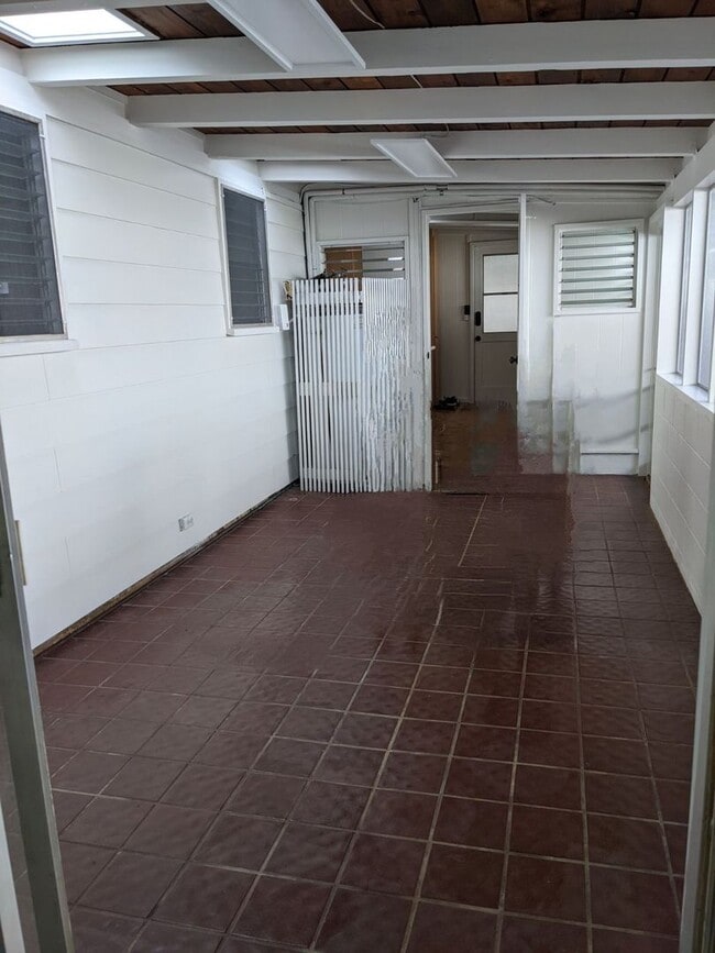 Building Photo - Country living in the City - Huge bonus room, entertainment deck, covered lanai and lots of storage.