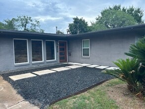Building Photo - Gorgeous Alamo Heights Rental! Pool mainte...