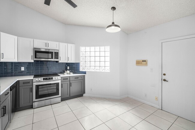 Building Photo - 6192 Floral Lakes Dr
