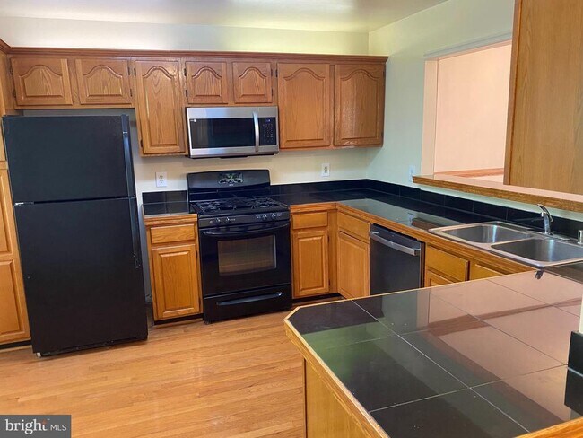 Building Photo - 5623 Gresham Ln