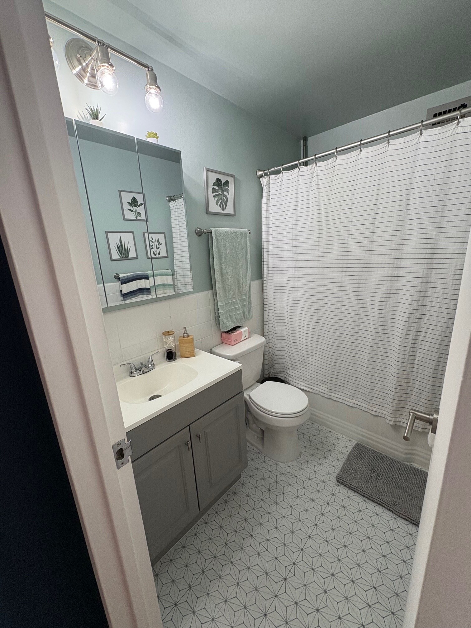 bathroom 1 - 4977 Battery Ln