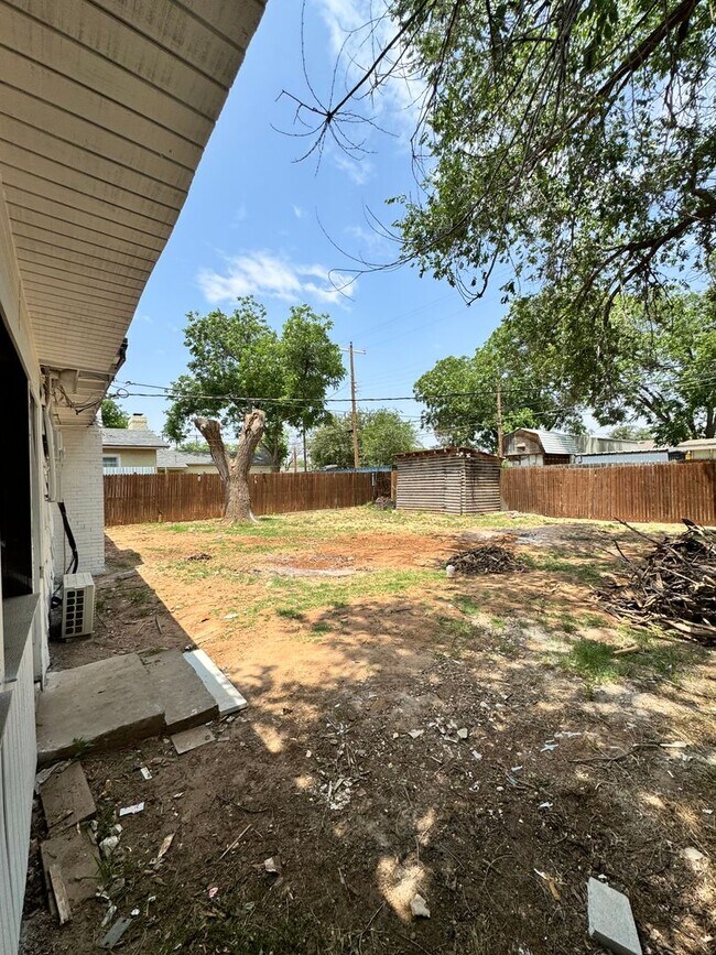 Building Photo - 4 Bedroom 2 Bath Home with Updates! Great Location!